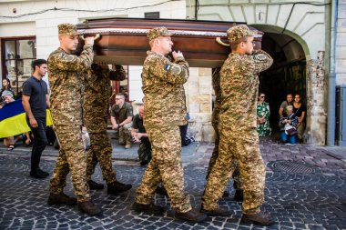 Lviv, Ukrayna, 23 Ağustos 2024 Askeri Cenaze Töreni. Rus ordusuna karşı verilen savaşta ölen üç Ukraynalı asker için Aziz Havariler Kilisesi 'nin önünde..