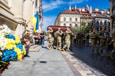 Lviv, Ukrayna, 23 Ağustos 2024 Askeri Cenaze Töreni. Rus ordusuna karşı verilen savaşta ölen üç Ukraynalı asker için Aziz Havariler Kilisesi 'nin önünde..