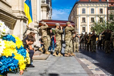 Lviv, Ukrayna, 23 Ağustos 2024 Askeri Cenaze Töreni. Rus ordusuna karşı verilen savaşta ölen üç Ukraynalı asker için Aziz Havariler Kilisesi 'nin önünde..