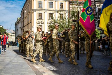 Lviv, Ukrayna, 23 Ağustos 2024 Askeri Cenaze Töreni. Rus ordusuna karşı verilen savaşta ölen üç Ukraynalı asker için Aziz Havariler Kilisesi 'nin önünde..