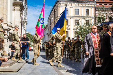 Lviv, Ukrayna, 23 Ağustos 2024 Askeri Cenaze Töreni. Rus ordusuna karşı verilen savaşta ölen üç Ukraynalı asker için Aziz Havariler Kilisesi 'nin önünde..