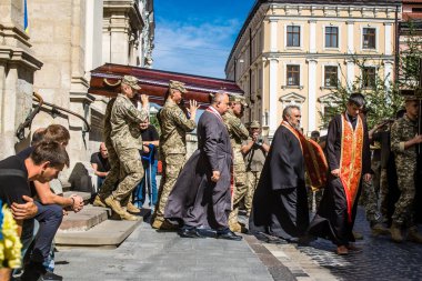 Lviv, Ukrayna, 23 Ağustos 2024 Askeri Cenaze Töreni. Rus ordusuna karşı verilen savaşta ölen üç Ukraynalı asker için Aziz Havariler Kilisesi 'nin önünde..