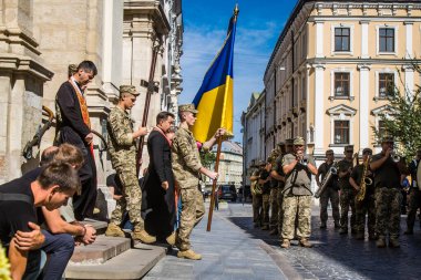 Lviv, Ukrayna, 23 Ağustos 2024 Askeri Cenaze Töreni. Rus ordusuna karşı verilen savaşta ölen üç Ukraynalı asker için Aziz Havariler Kilisesi 'nin önünde..