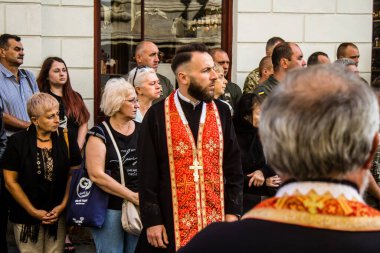 Lviv, Ukrayna, 23 Ağustos 2024 Askeri Cenaze Töreni. Rus ordusuna karşı verilen savaşta ölen üç Ukraynalı asker için Aziz Havariler Kilisesi 'nin önünde..