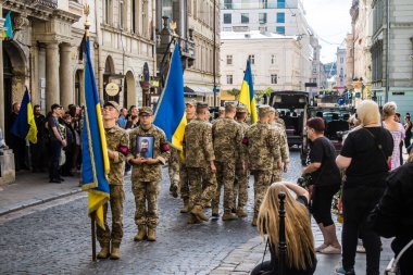 Lviv, Ukrayna, 23 Ağustos 2024 Askeri Cenaze Töreni. Rus ordusuna karşı verilen savaşta ölen üç Ukraynalı asker için Aziz Havariler Kilisesi 'nin önünde..