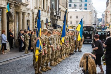 Lviv, Ukrayna, 23 Ağustos 2024 Askeri Cenaze Töreni. Rus ordusuna karşı verilen savaşta ölen üç Ukraynalı asker için Aziz Havariler Kilisesi 'nin önünde..