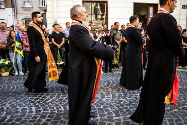 Lviv, Ukrayna, 23 Ağustos 2024 Askeri Cenaze Töreni. Rus ordusuna karşı verilen savaşta ölen üç Ukraynalı asker için Aziz Havariler Kilisesi 'nin önünde..