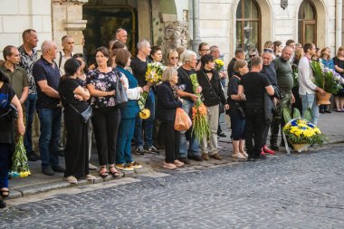 Lviv, Ukrayna, 23 Ağustos 2024 Askeri Cenaze Töreni. Rus ordusuna karşı verilen savaşta ölen üç Ukraynalı asker için Aziz Havariler Kilisesi 'nin önünde..