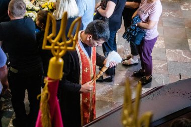 Lviv, Ukrayna, 23 Ağustos 2024 Ortodoks Katolik rahipleri kutsal havariler kilisesinde Peter ve Paul için dini bir tören düzenlediler.