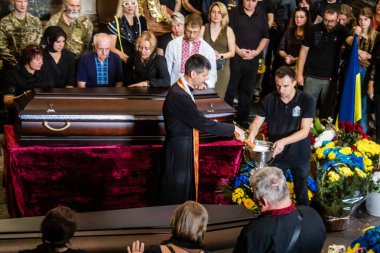 Lviv, Ukrayna, 23 Ağustos 2024 Ortodoks Katolik rahipleri kutsal havariler kilisesinde Peter ve Paul için dini bir tören düzenlediler.