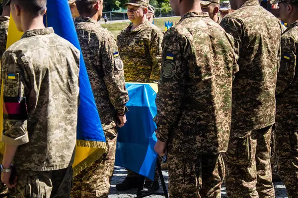 Lviv, Ukrayna, 23 Ağustos 2024. Ukraynalı üç askerin cenazesi için düzenlenen tören Mars 'taki askeri mezarlıkta Rus ordusuna karşı verilen savaşta öldü..