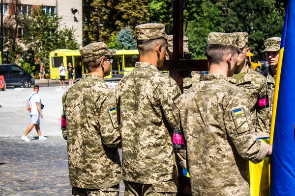 Lviv, Ukrayna, 23 Ağustos 2024. Ukraynalı üç askerin cenazesi için düzenlenen tören Mars 'taki askeri mezarlıkta Rus ordusuna karşı verilen savaşta öldü..