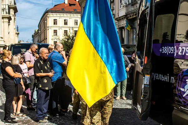 Lviv, Ukrayna, 23 Ağustos 2024 Askeri Cenaze Töreni. Rus ordusuna karşı verilen savaşta ölen üç Ukraynalı asker için Aziz Havariler Kilisesi 'nin önünde..