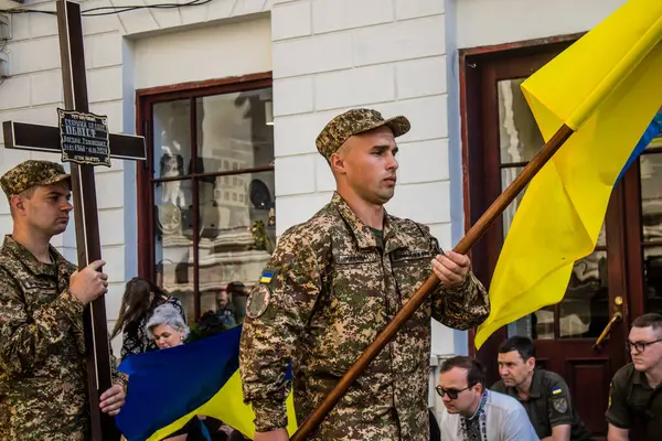 Lviv, Ukrayna, 23 Ağustos 2024 Askeri Cenaze Töreni. Rus ordusuna karşı verilen savaşta ölen üç Ukraynalı asker için Aziz Havariler Kilisesi 'nin önünde..