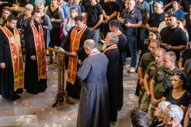 Lviv, Ukrayna, 23 Ağustos 2024 Ortodoks Katolik rahipleri kutsal havariler kilisesinde Peter ve Paul için dini bir tören düzenlediler.