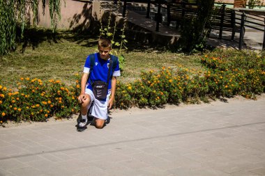 Lviv, Ukrayna, 23 Ağustos 2024. Lviv halkı, işgal altındaki Rus ordusuna karşı Lviv mezarlığına yapılan savaşta ölen üç Ukraynalı askerin konvoyu olarak yas tutuyor..