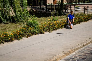 Lviv, Ukrayna, 23 Ağustos 2024. Lviv halkı, işgal altındaki Rus ordusuna karşı Lviv mezarlığına yapılan savaşta ölen üç Ukraynalı askerin konvoyu olarak yas tutuyor..