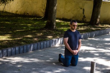 Lviv, Ukrayna, 23 Ağustos 2024. Lviv halkı, işgal altındaki Rus ordusuna karşı Lviv mezarlığına yapılan savaşta ölen üç Ukraynalı askerin konvoyu olarak yas tutuyor..