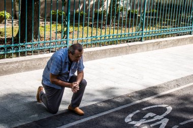 Lviv, Ukrayna, 23 Ağustos 2024. Lviv halkı, işgal altındaki Rus ordusuna karşı Lviv mezarlığına yapılan savaşta ölen üç Ukraynalı askerin konvoyu olarak yas tutuyor..