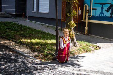 Lviv, Ukrayna, 23 Ağustos 2024. Lviv halkı, işgal altındaki Rus ordusuna karşı Lviv mezarlığına yapılan savaşta ölen üç Ukraynalı askerin konvoyu olarak yas tutuyor..