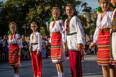 Lviv, Ukrayna, 24 Ağustos 2024. Geleneksel Ukrayna kıyafeti giymiş bir grup çocuk, Bağımsızlık Günü 'nü kutlamak için Lviv şehir merkezinde bir müzik ve dans gösterisine katılıyor..