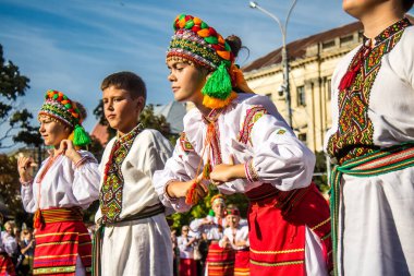Lviv, Ukrayna, 24 Ağustos 2024. Geleneksel Ukrayna kıyafeti giymiş bir grup çocuk, Bağımsızlık Günü 'nü kutlamak için Lviv şehir merkezinde bir müzik ve dans gösterisine katılıyor..