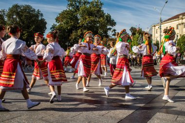 Lviv, Ukrayna, 24 Ağustos 2024. Geleneksel Ukrayna kıyafeti giymiş bir grup çocuk, Bağımsızlık Günü 'nü kutlamak için Lviv şehir merkezinde bir müzik ve dans gösterisine katılıyor..