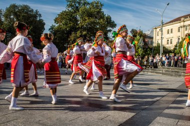 Lviv, Ukrayna, 24 Ağustos 2024. Geleneksel Ukrayna kıyafeti giymiş bir grup çocuk, Bağımsızlık Günü 'nü kutlamak için Lviv şehir merkezinde bir müzik ve dans gösterisine katılıyor..