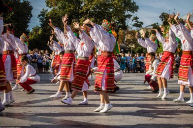 Lviv, Ukrayna, 24 Ağustos 2024. Geleneksel Ukrayna kıyafeti giymiş bir grup çocuk, Bağımsızlık Günü 'nü kutlamak için Lviv şehir merkezinde bir müzik ve dans gösterisine katılıyor..