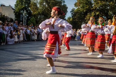 Lviv, Ukrayna, 24 Ağustos 2024. Geleneksel Ukrayna kıyafeti giymiş bir grup çocuk, Bağımsızlık Günü 'nü kutlamak için Lviv şehir merkezinde bir müzik ve dans gösterisine katılıyor..