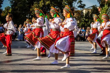 Lviv, Ukrayna, 24 Ağustos 2024. Geleneksel Ukrayna kıyafeti giymiş bir grup çocuk, Bağımsızlık Günü 'nü kutlamak için Lviv şehir merkezinde bir müzik ve dans gösterisine katılıyor..