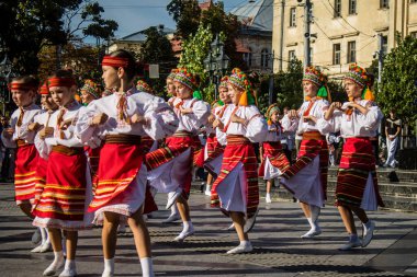 Lviv, Ukrayna, 24 Ağustos 2024. Geleneksel Ukrayna kıyafeti giymiş bir grup çocuk, Bağımsızlık Günü 'nü kutlamak için Lviv şehir merkezinde bir müzik ve dans gösterisine katılıyor..