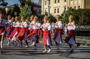 Lviv, Ukrayna, 24 Ağustos 2024. Geleneksel Ukrayna kıyafeti giymiş bir grup çocuk, Bağımsızlık Günü 'nü kutlamak için Lviv şehir merkezinde bir müzik ve dans gösterisine katılıyor..