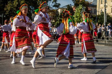 Lviv, Ukrayna, 24 Ağustos 2024. Geleneksel Ukrayna kıyafeti giymiş bir grup çocuk, Bağımsızlık Günü 'nü kutlamak için Lviv şehir merkezinde bir müzik ve dans gösterisine katılıyor..