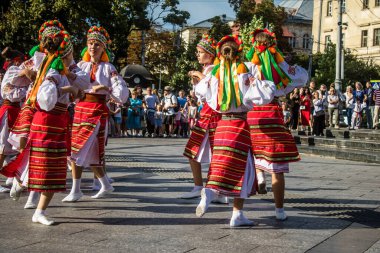 Lviv, Ukrayna, 24 Ağustos 2024. Geleneksel Ukrayna kıyafeti giymiş bir grup çocuk, Bağımsızlık Günü 'nü kutlamak için Lviv şehir merkezinde bir müzik ve dans gösterisine katılıyor..