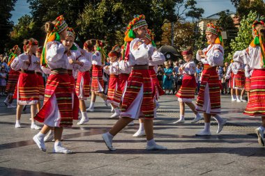 Lviv, Ukrayna, 24 Ağustos 2024. Geleneksel Ukrayna kıyafeti giymiş bir grup çocuk, Bağımsızlık Günü 'nü kutlamak için Lviv şehir merkezinde bir müzik ve dans gösterisine katılıyor..