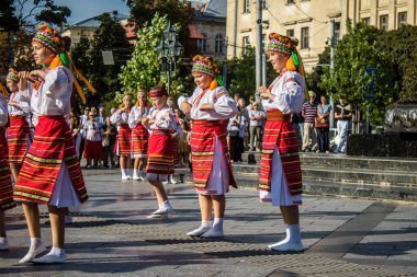 Lviv, Ukrayna, 24 Ağustos 2024. Geleneksel Ukrayna kıyafeti giymiş bir grup çocuk, Bağımsızlık Günü 'nü kutlamak için Lviv şehir merkezinde bir müzik ve dans gösterisine katılıyor..