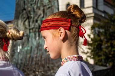 Lviv, Ukrayna, 24 Ağustos 2024. Geleneksel Ukrayna kıyafeti giymiş bir grup çocuk, Bağımsızlık Günü 'nü kutlamak için Lviv şehir merkezinde bir müzik ve dans gösterisine katılıyor..