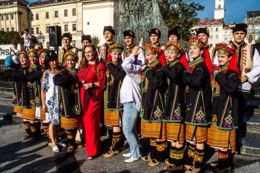 Lviv, Ukrayna, 24 Ağustos 2024. Geleneksel Ukrayna kıyafeti giymiş bir grup dansçı, Bağımsızlık Günü 'nü kutlamak için Lviv şehir merkezinde bir müzik ve dans gösterisine katılıyor..