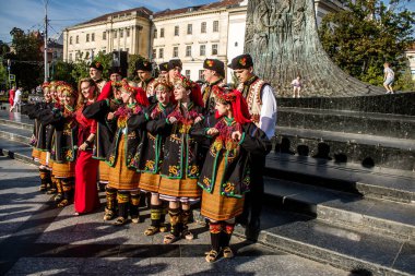 Lviv, Ukrayna, 24 Ağustos 2024. Geleneksel Ukrayna kıyafeti giymiş bir grup dansçı, Bağımsızlık Günü 'nü kutlamak için Lviv şehir merkezinde bir müzik ve dans gösterisine katılıyor..