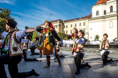 Lviv, Ukrayna, 24 Ağustos 2024. Geleneksel Ukrayna kıyafeti giymiş bir grup dansçı, Bağımsızlık Günü 'nü kutlamak için Lviv şehir merkezinde bir müzik ve dans gösterisine katılıyor..