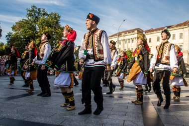 Lviv, Ukrayna, 24 Ağustos 2024. Geleneksel Ukrayna kıyafeti giymiş bir grup dansçı, Bağımsızlık Günü 'nü kutlamak için Lviv şehir merkezinde bir müzik ve dans gösterisine katılıyor..
