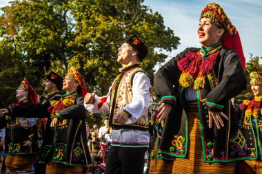 Lviv, Ukrayna, 24 Ağustos 2024. Geleneksel Ukrayna kıyafeti giymiş bir grup dansçı, Bağımsızlık Günü 'nü kutlamak için Lviv şehir merkezinde bir müzik ve dans gösterisine katılıyor..