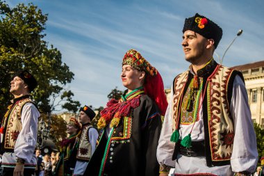 Lviv, Ukrayna, 24 Ağustos 2024. Geleneksel Ukrayna kıyafeti giymiş bir grup dansçı, Bağımsızlık Günü 'nü kutlamak için Lviv şehir merkezinde bir müzik ve dans gösterisine katılıyor..