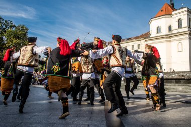 Lviv, Ukrayna, 24 Ağustos 2024. Geleneksel Ukrayna kıyafeti giymiş bir grup dansçı, Bağımsızlık Günü 'nü kutlamak için Lviv şehir merkezinde bir müzik ve dans gösterisine katılıyor..