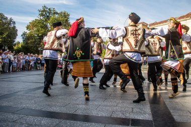 Lviv, Ukrayna, 24 Ağustos 2024. Geleneksel Ukrayna kıyafeti giymiş bir grup dansçı, Bağımsızlık Günü 'nü kutlamak için Lviv şehir merkezinde bir müzik ve dans gösterisine katılıyor..