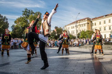 Lviv, Ukrayna, 24 Ağustos 2024. Geleneksel Ukrayna kıyafeti giymiş bir grup dansçı, Bağımsızlık Günü 'nü kutlamak için Lviv şehir merkezinde bir müzik ve dans gösterisine katılıyor..