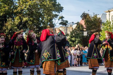 Lviv, Ukrayna, 24 Ağustos 2024. Geleneksel Ukrayna kıyafeti giymiş bir grup dansçı, Bağımsızlık Günü 'nü kutlamak için Lviv şehir merkezinde bir müzik ve dans gösterisine katılıyor..