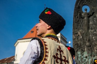 Lviv, Ukrayna, 24 Ağustos 2024. Geleneksel Ukrayna kıyafeti giymiş bir grup dansçı, Bağımsızlık Günü 'nü kutlamak için Lviv şehir merkezinde bir müzik ve dans gösterisine katılıyor..