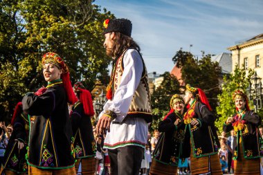 Lviv, Ukrayna, 24 Ağustos 2024. Geleneksel Ukrayna kıyafeti giymiş bir grup dansçı, Bağımsızlık Günü 'nü kutlamak için Lviv şehir merkezinde bir müzik ve dans gösterisine katılıyor..